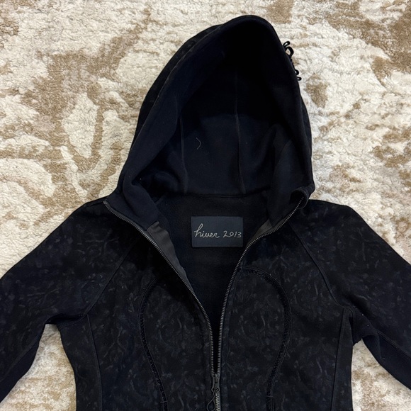 2013 Lululemon Scuba Hoodie LIKE NEW - Picture 3 of 8